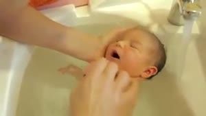 حمام دادن نوزاد فرانسوی