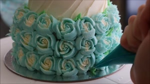 تزیین کیک دوطبقه با گل های آبی زیبا