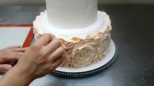تزیین کیک دوطبقه با گل های فوندانتی