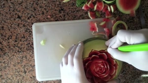 چطوری یه گل رز خوشگل روی هندوانمون درست کنیم ؟