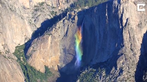تصویری از رنگین کمان روی آبشار