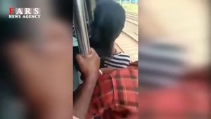 بازیگوشی دختر هندی در قطار و حادثه‌ای که به خیر گذشت!