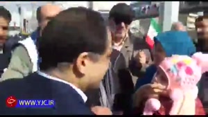 وزیربهداشت در مسیر راهپیمایی ۲۲ بهمن چشم کودک خردسالی را معاینه کرد