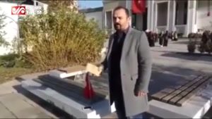فیلم: شهروندان ترکیه موبایل‌های آمریکایی خود را از بین می‌برند