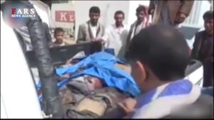 لحظه دردناک رویارویی پدر یمنی با جسد پسرش در پی حمله عربستان به اتوبوس دانش‌آموزان یمنی