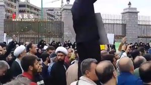 تجمع مردم مقابل مجلس در مخالفت با FATF