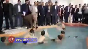 آب بازی یک وزیر با کودکان در استخر