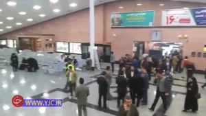 تجمع خانواده‌های مسافران هواپیمای مسافربری سقوط کرده در فرودگاه یاسوج 