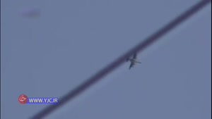 لحظه انهدام جنگنده روسی توسط تروریست‌های سوریه و فرود خلبان با چتر نجات 