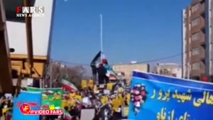 مردم ملایر پرچم پایین کشیده شده ایران را دوباره برافراشتند