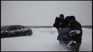 نجات جوان گرفتار شده در برف توسط نیروهای اورژانس