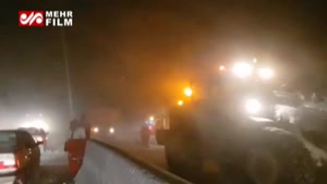 فیلم امدادرسانی به افراد گرفتار در برف و کولاک در جاده های قزوین