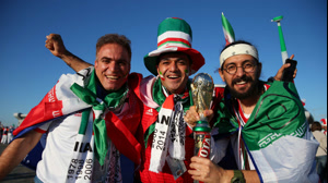 حال و هوای ورزشگاه و طرفداران ایرانی در بازی ایران و اسپانیا