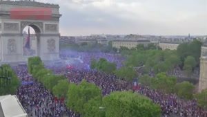 شادی مردم فرانسه در مقابل برج ایفل و شانزلیزه پس از قهرمانی