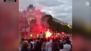 جشن شادی مردم پاریس بعد از صعود فرانسه به فینال