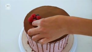 تزیین کیک با تمشک و بلوبری