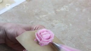 تزیین کیک با گلهای رز خامه ای