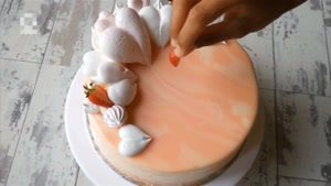 تزیین کیک توت فرنگی آینه ای