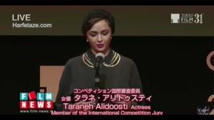 فیلم دست دادن ترانه علیدوستی در جشنواره توکیو با بازیگر مرد