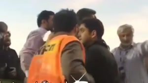 لحظه ی ورود عادل فردوسی پور تحت تدابیر امنیتی به ورزشگاه آزادی