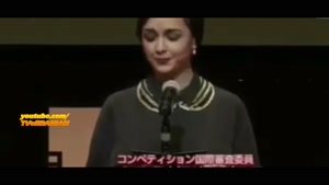 لحظه دست دادن ترانه علیدوستی و اهدای جایزه بازیگر مرد در جشنواره توکیو