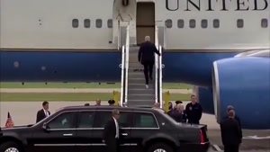 صحنه خجالت‌آور برای ترامپ هنگام سوار شدن هواپیما