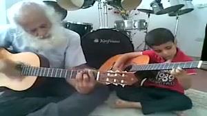 پدربزرگ و نوه در حال نواختن گیتار