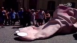اعضای بدن غول آسا در خیابان