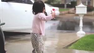 شادی دختر بچه نوپا از اولین تجربه زیر باران بودن