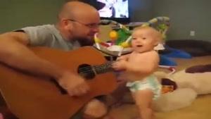 این کوچولو با گیتار باباش چکار میکنه