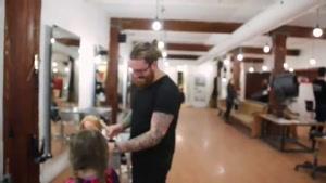 کودکی که موهایش را به کودکان سرطانی بخشید