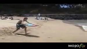 کلیپ خنده دار شیرجه بر شن های ساحل