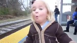 دختر بچه ای که از دیدن قطار ذوق میکند