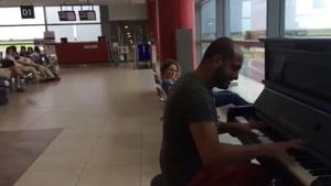 مسافر پیانیست هنرمند در سالن ترانزیت فرودگاه