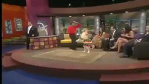 رقص جالب این سگ و ببینید!!!