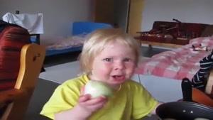 خوردن پیاز توسط بچه