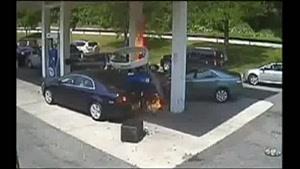 نجات راننده ازخودرو شعله ور در پمپ بنزین