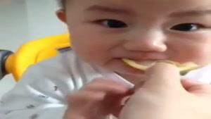 لیمو خوردن کودک