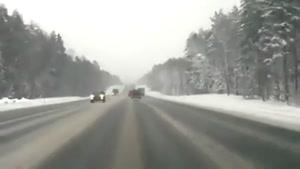 تصادف در جاده برفی