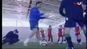 کریستیانو رونالدو به بچه فوتبال یاد می دهد