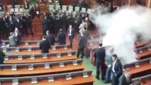پرتاب گاز اشک‌آور در پارلمان کوزوو