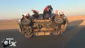 بلند کردن تویوتا Fj روی دو چرخ توسط عرب ها