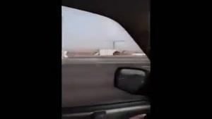 صاحب شتر در حال دویدن به دنبال شتر فراری در ابوظبی