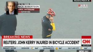 جان کری در حال دوچرخه‌سواری