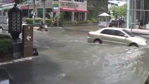رانندگی با بی ام و i۸ در سیلاب بانکوک