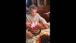 فوت کردن شمع تولد 102 سالگی