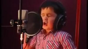 آواز خواندن یک پسر بچه افغانی