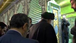 فیلم/ اقامه نماز حضرت آیت‌الله خامنه‌ای در کنار مضجع امام خمینی