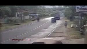 تصادف دیوانه وار راننده اتوبوس با یک دختر 
