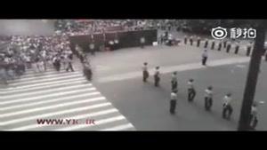 تشکیل سپر انسانی برای عبور از خیابان